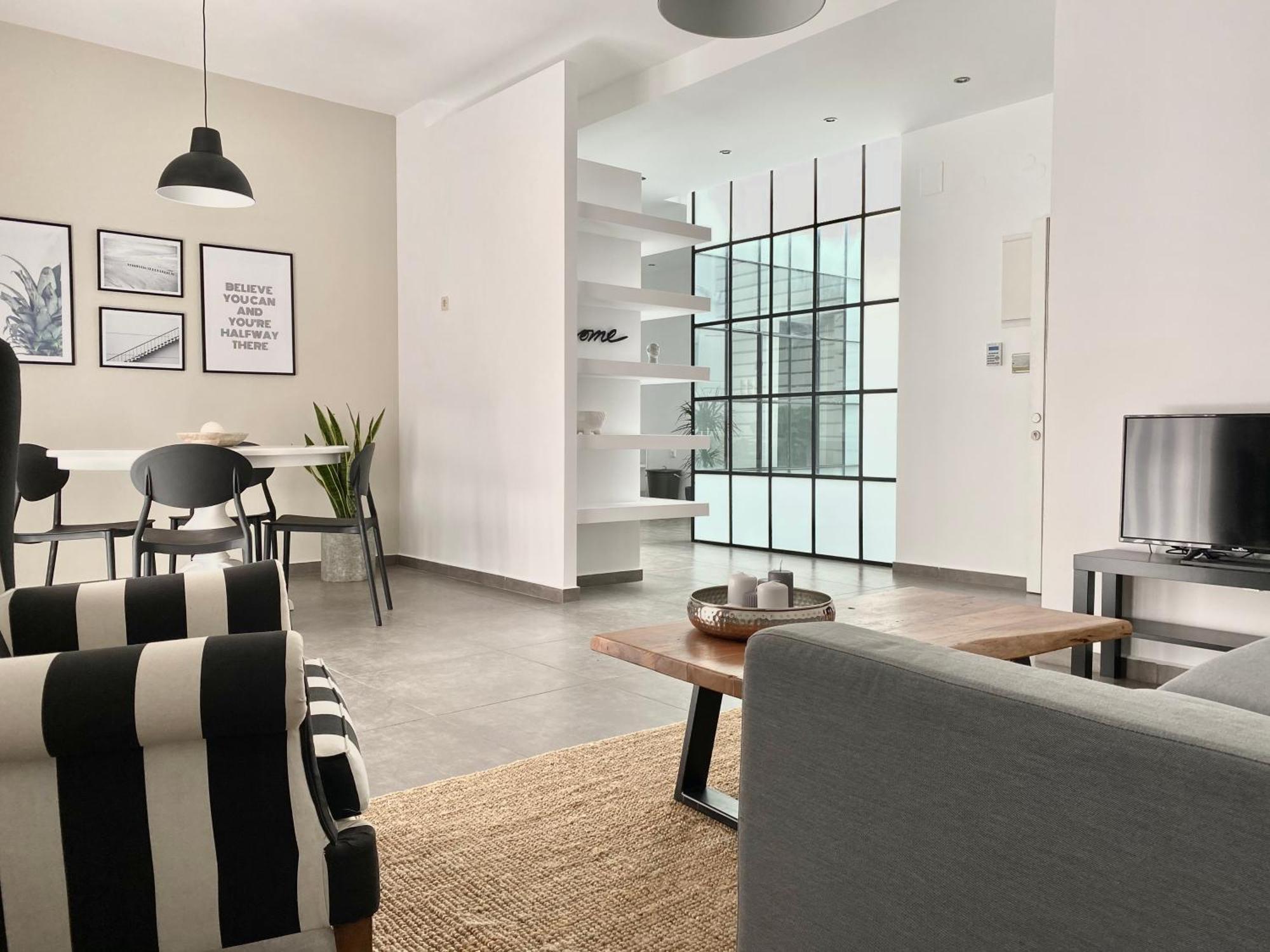 Apartment Central, Spacious And Bright 2-bedroom Apartment. *