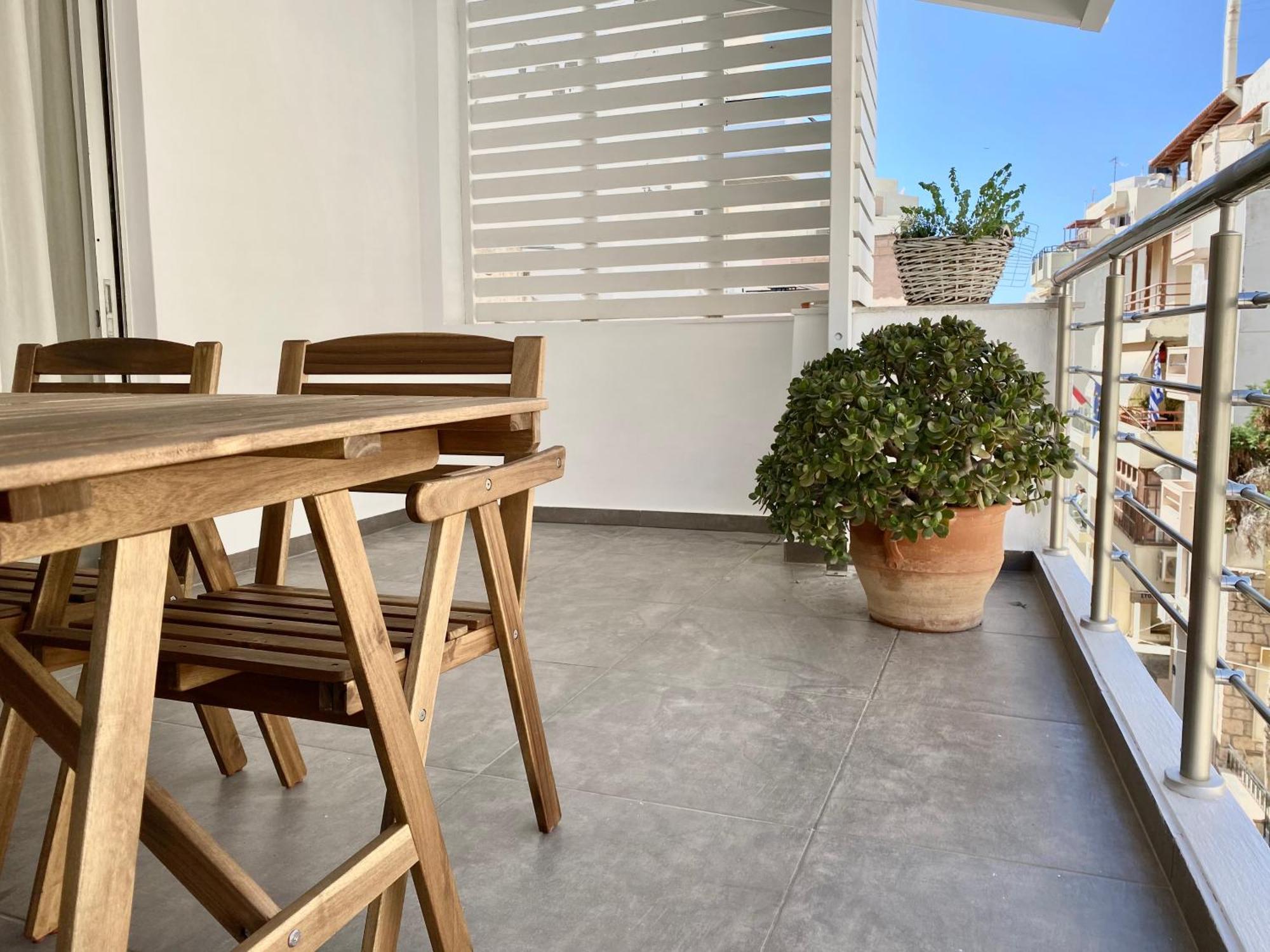 Central, Spacious And Bright 2-bedroom Apartment. Iraklio