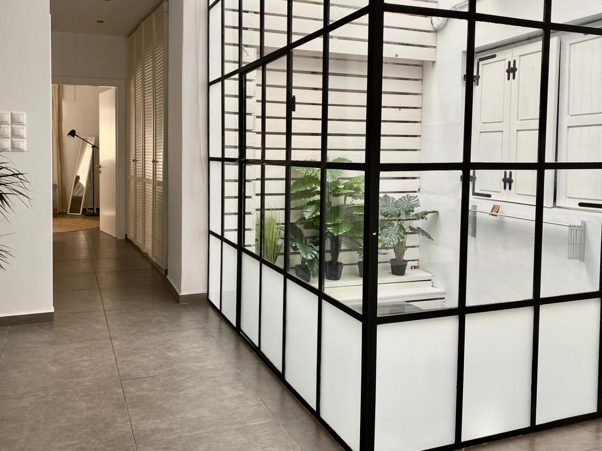 Central, Spacious And Bright 2-bedroom Apartment. *