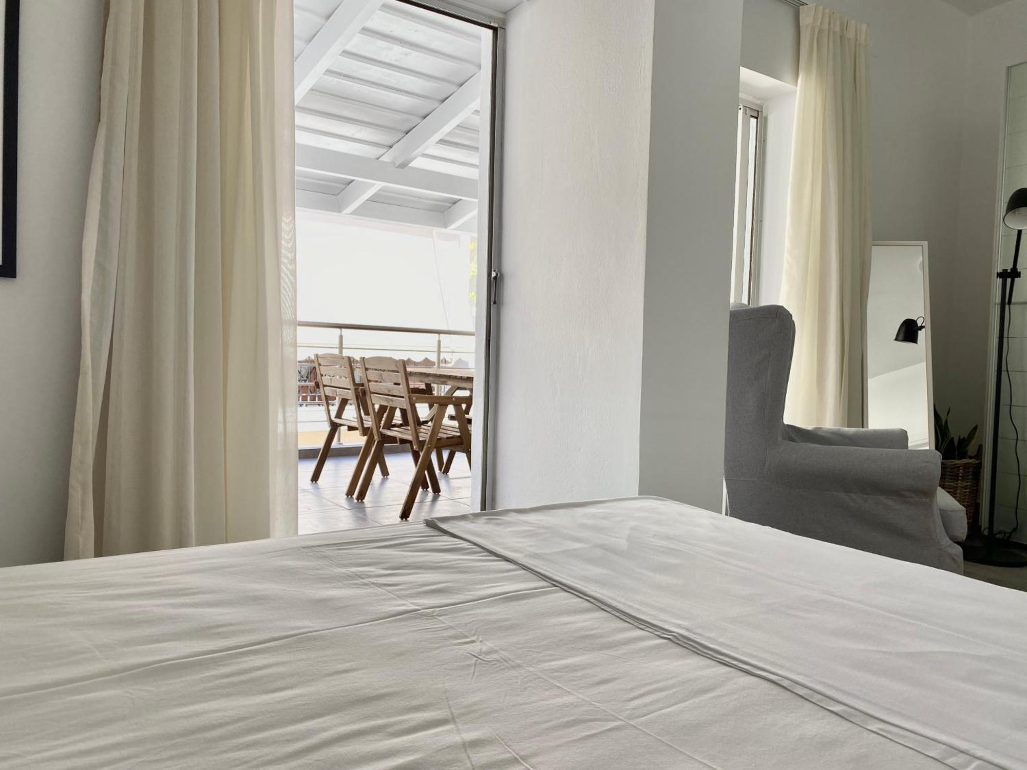 Apartment Central, Spacious And Bright 2-bedroom Apartment.