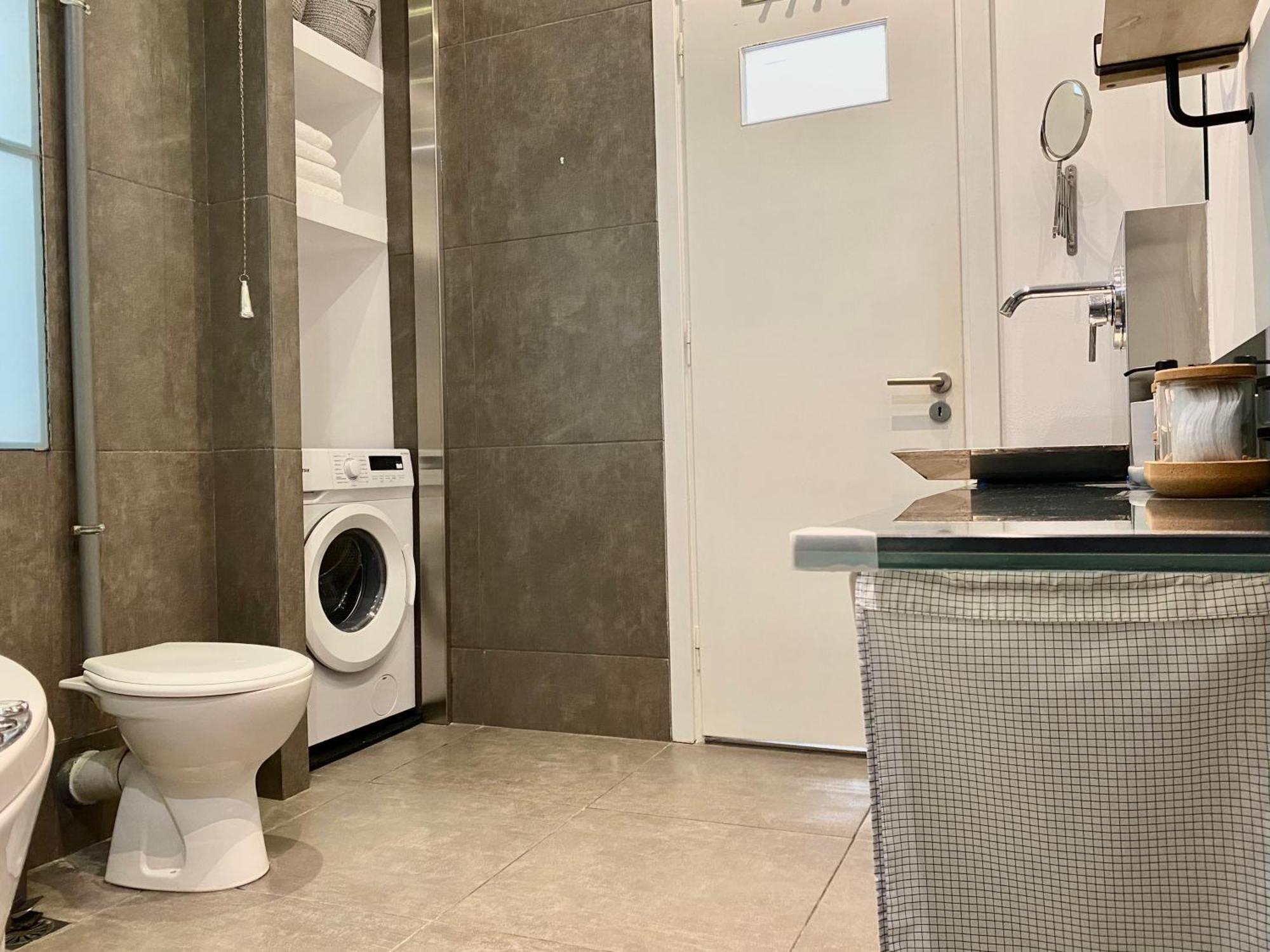Central, Spacious And Bright 2-bedroom Apartment. *